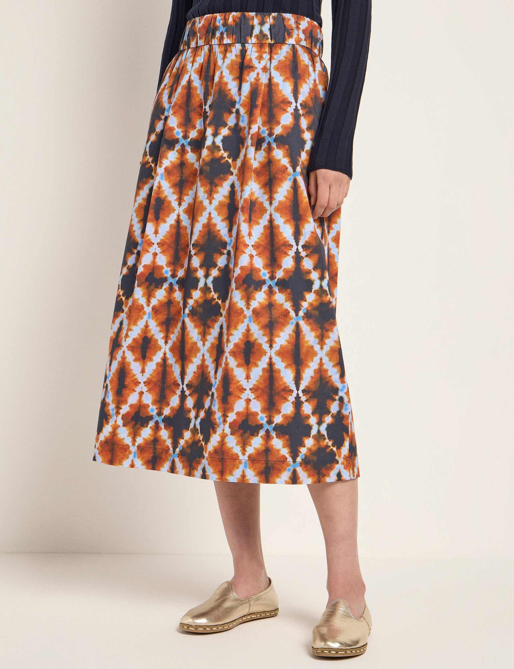 LANIUS_125_14221-823-print-batik-almond-34_Midirock-mit-Gummibund_02.jpg