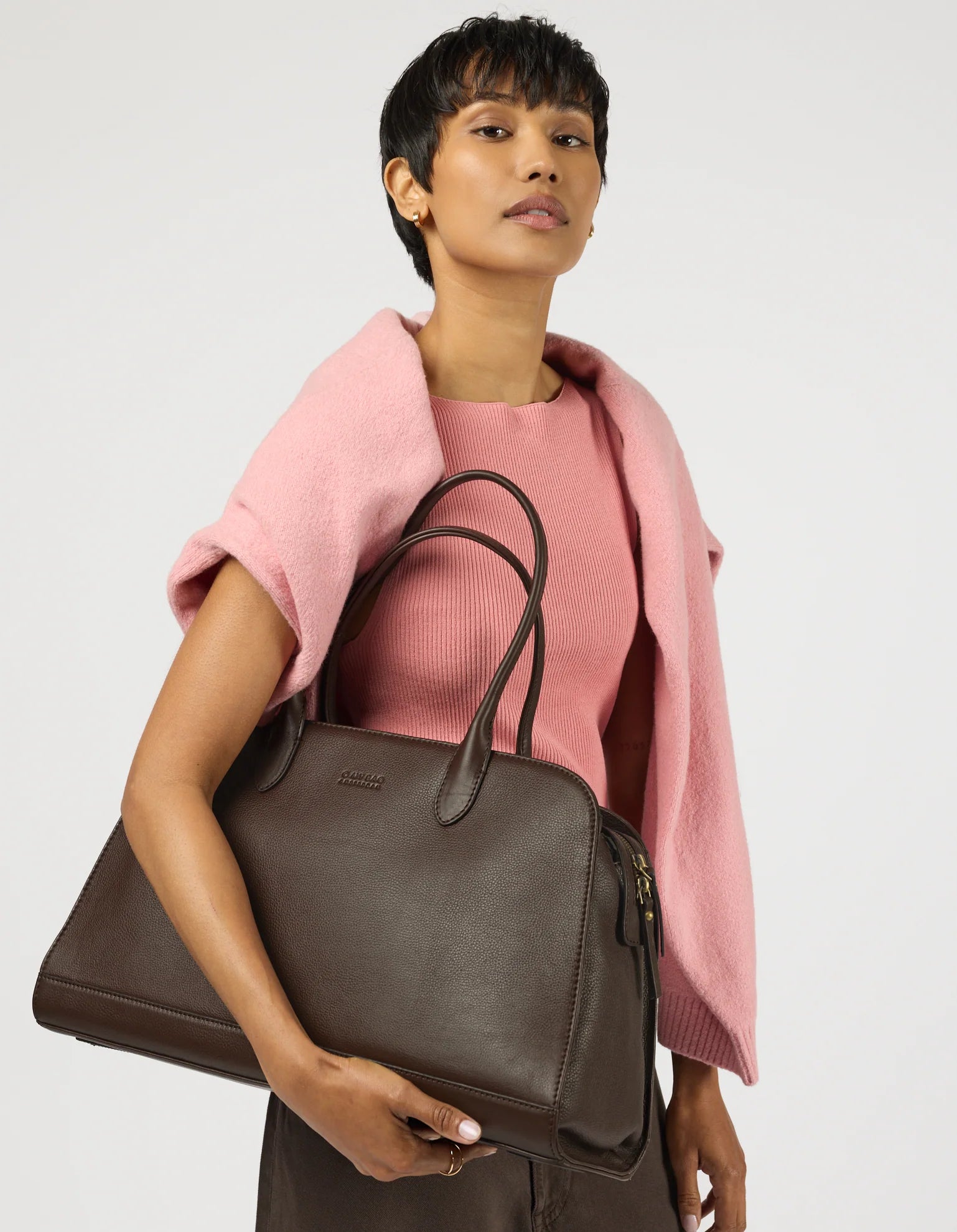 O MY BAG Alma 13/14" Soft Grain Leather - Chocolate