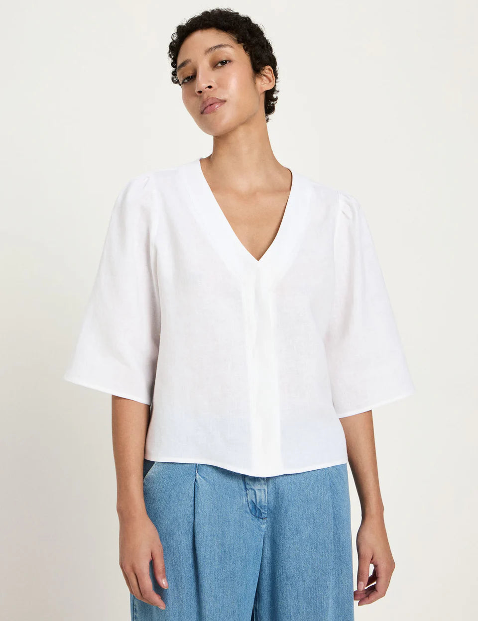 LANIUS_126_14656-00-100-white-36_3-4-Arm-Bluse_02_960x_crop_center_b5e6e158-64d3-4584-8c02-37b0753cad7b.webp