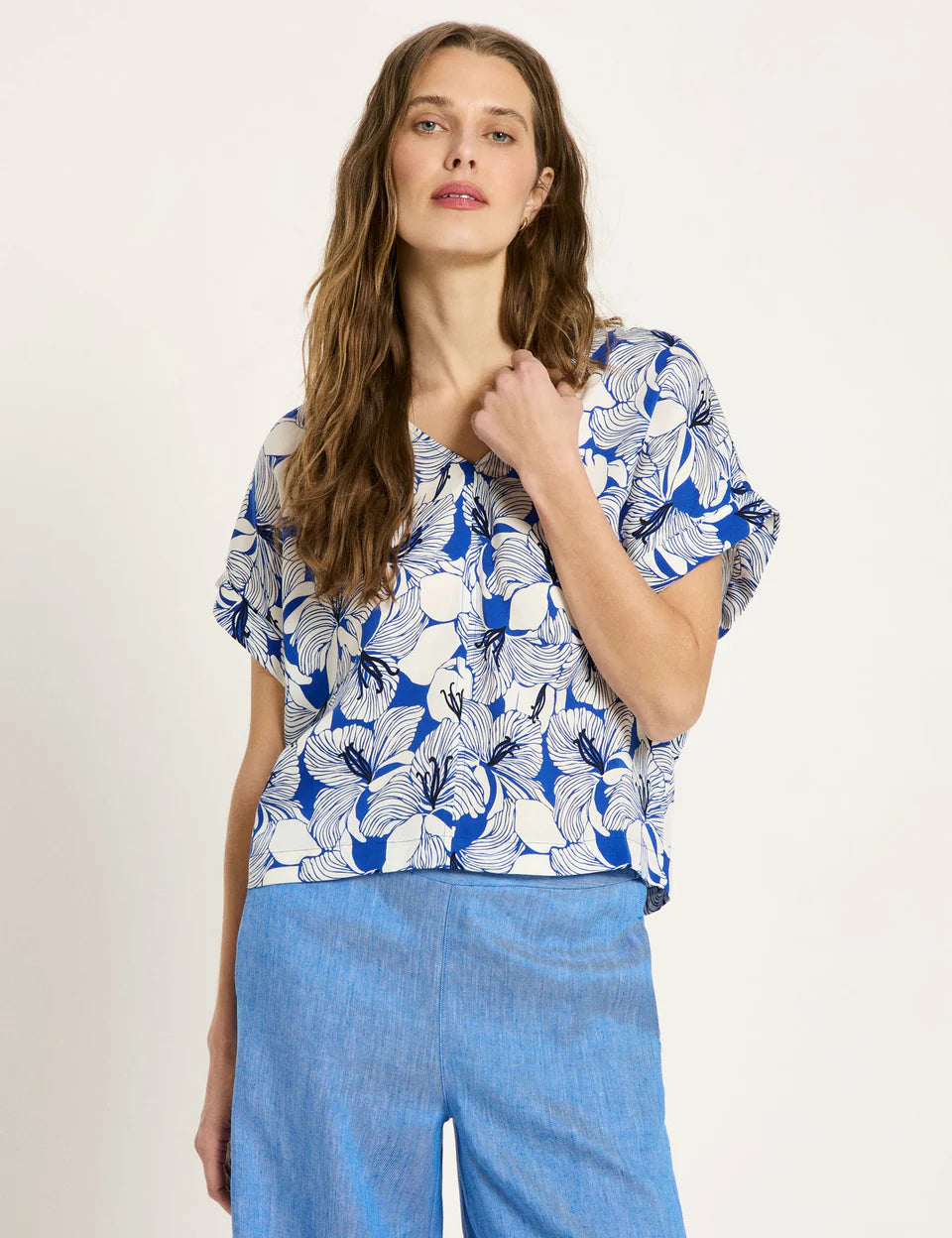 LANIUS_126_14731-00-840-print-bloom-lapis-36_Blusenshirt_02_960x_crop_center_58ccfc0c-96ab-47be-ad0f-d10ca2aa636a.webp