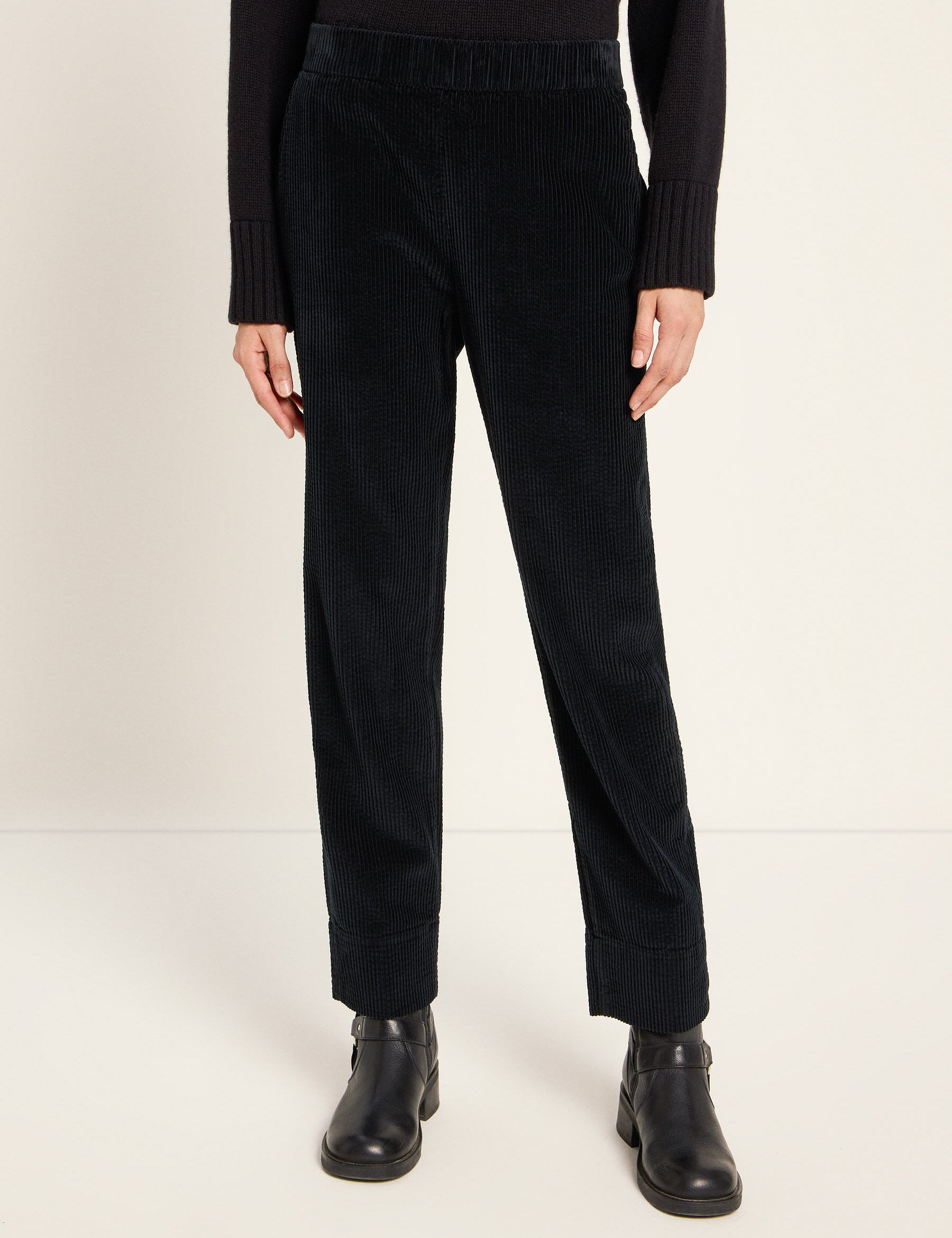 LANIUS_225_14387-00-199-black-34_Kord-Hose-mit-Gummizug_02.jpg