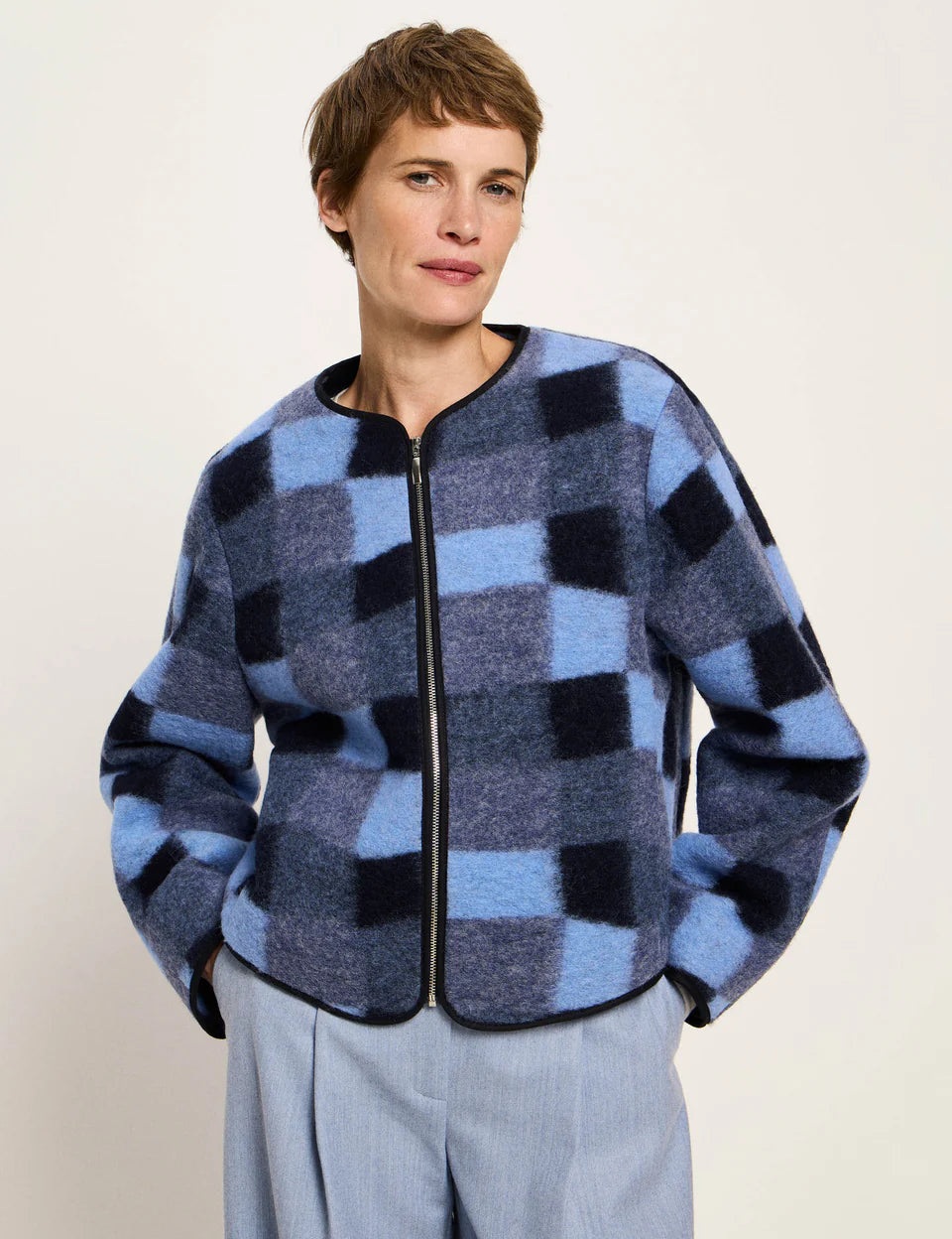 LANIUS_225_14404-00-572-blue-multicolor-34_Karo-Jacke_02_960x_crop_center_7292d51a-938e-461e-bf9d-89a1ecc38ac4.webp