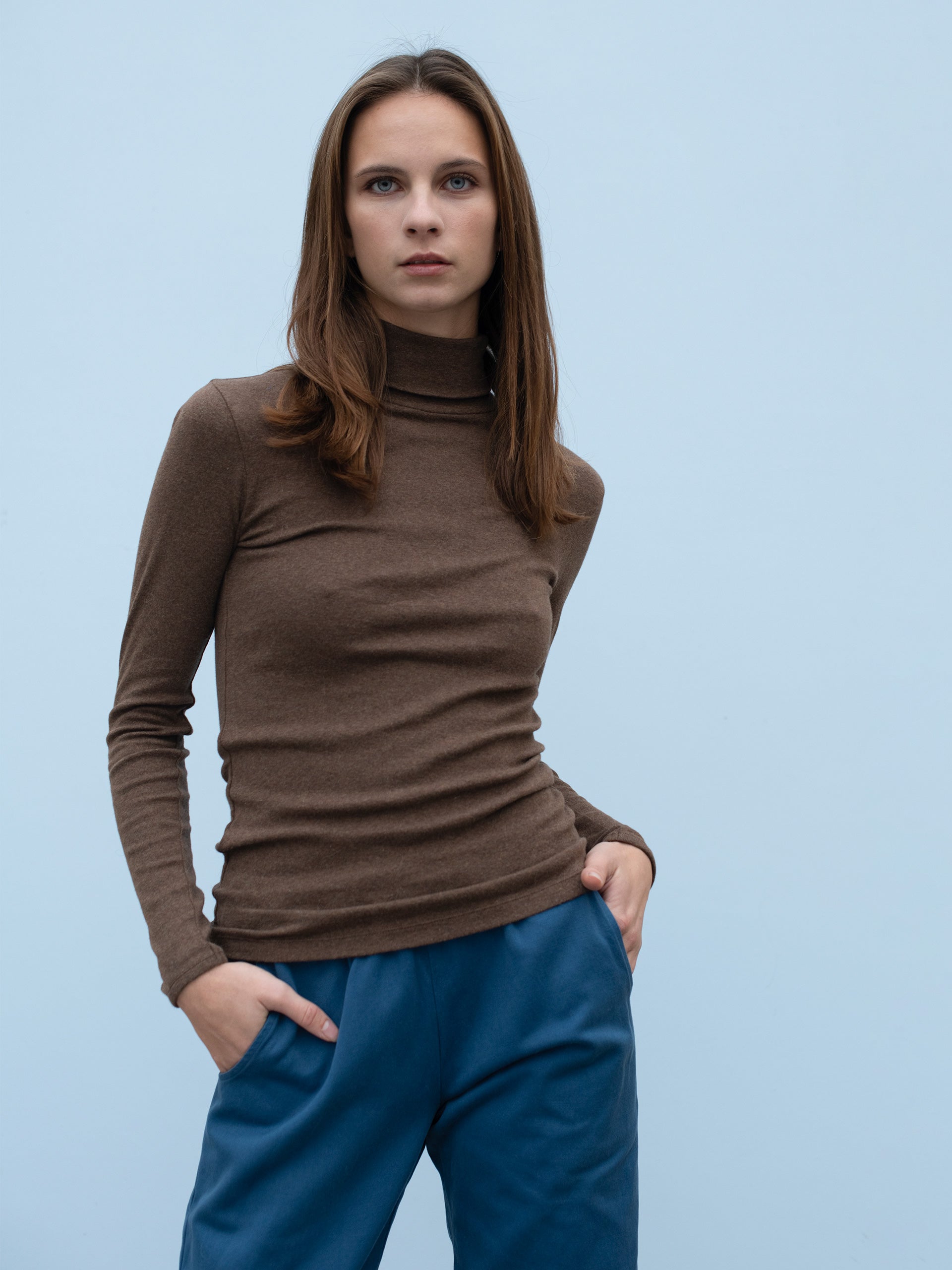 Serendipity - bluse i økologisk bomuld -  Turtleneck Chestnut