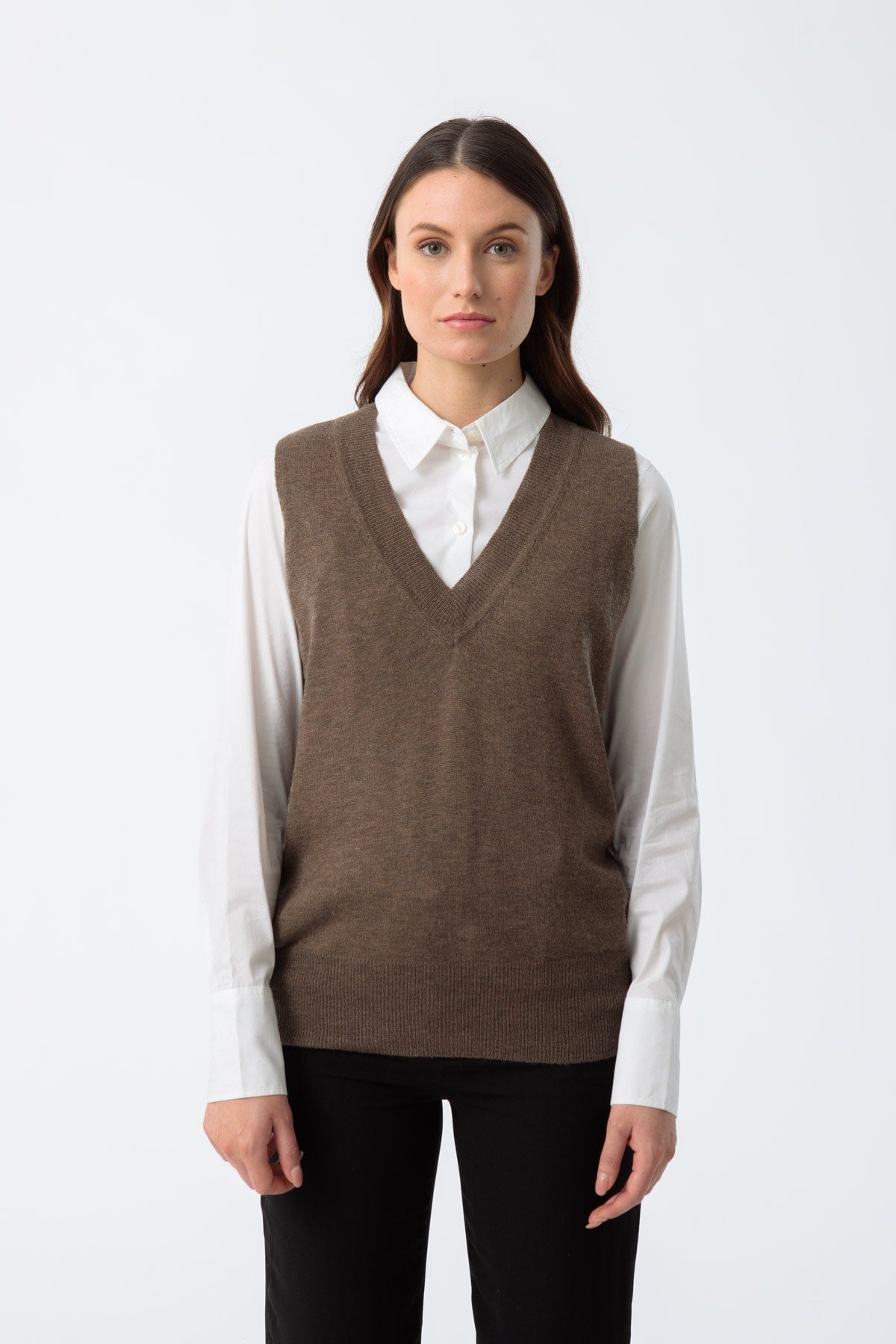 MERINO V-NECK VEST – NUTMEG BROWN