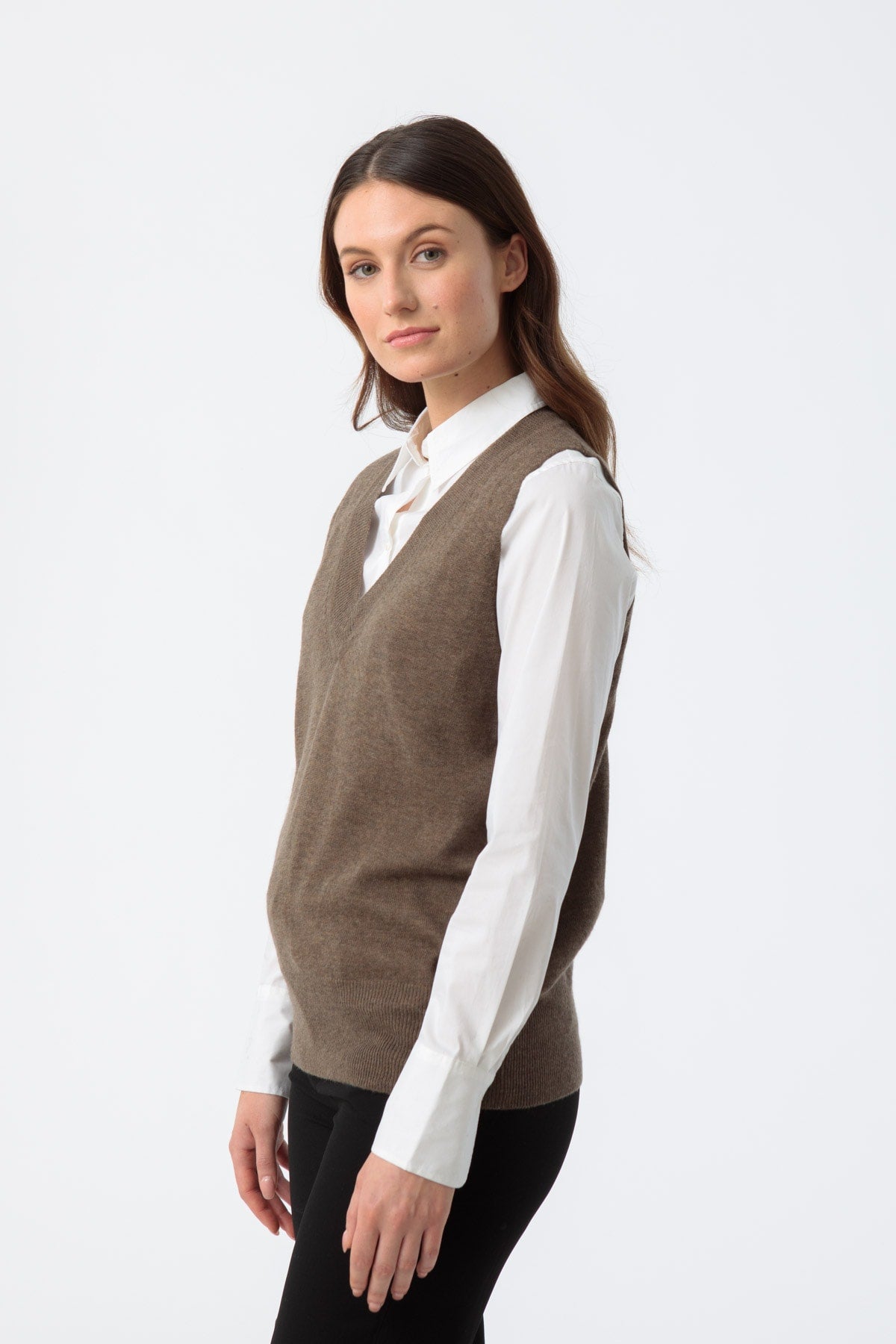 MERINO V-NECK VEST – NUTMEG BROWN