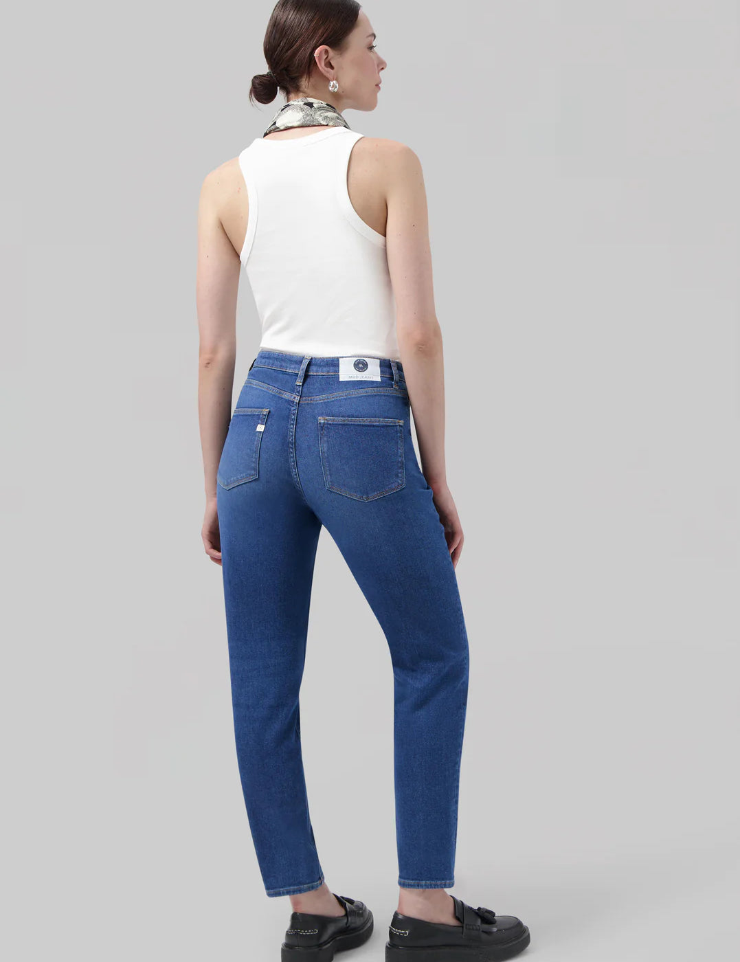 MamsStretchTaperedStoneIndigo-Fullbodywomen-JpgHighres-42_540x778_2x_8383ab18-f096-4755-a26e-e16d2bc1390f.webp