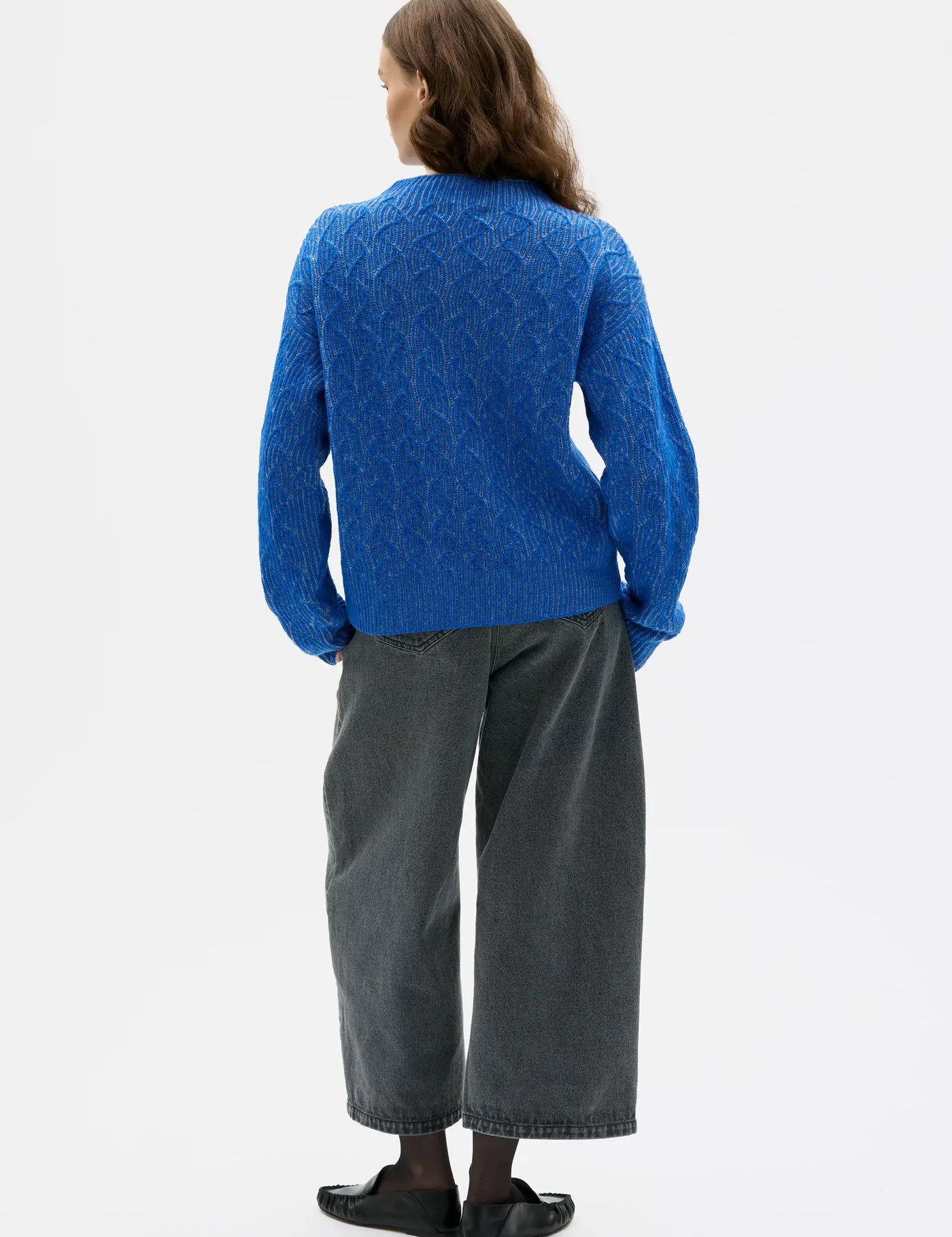Maska_AW26_Zoya_056KleinBlue_Itsu_58Charcoal_Back.webp