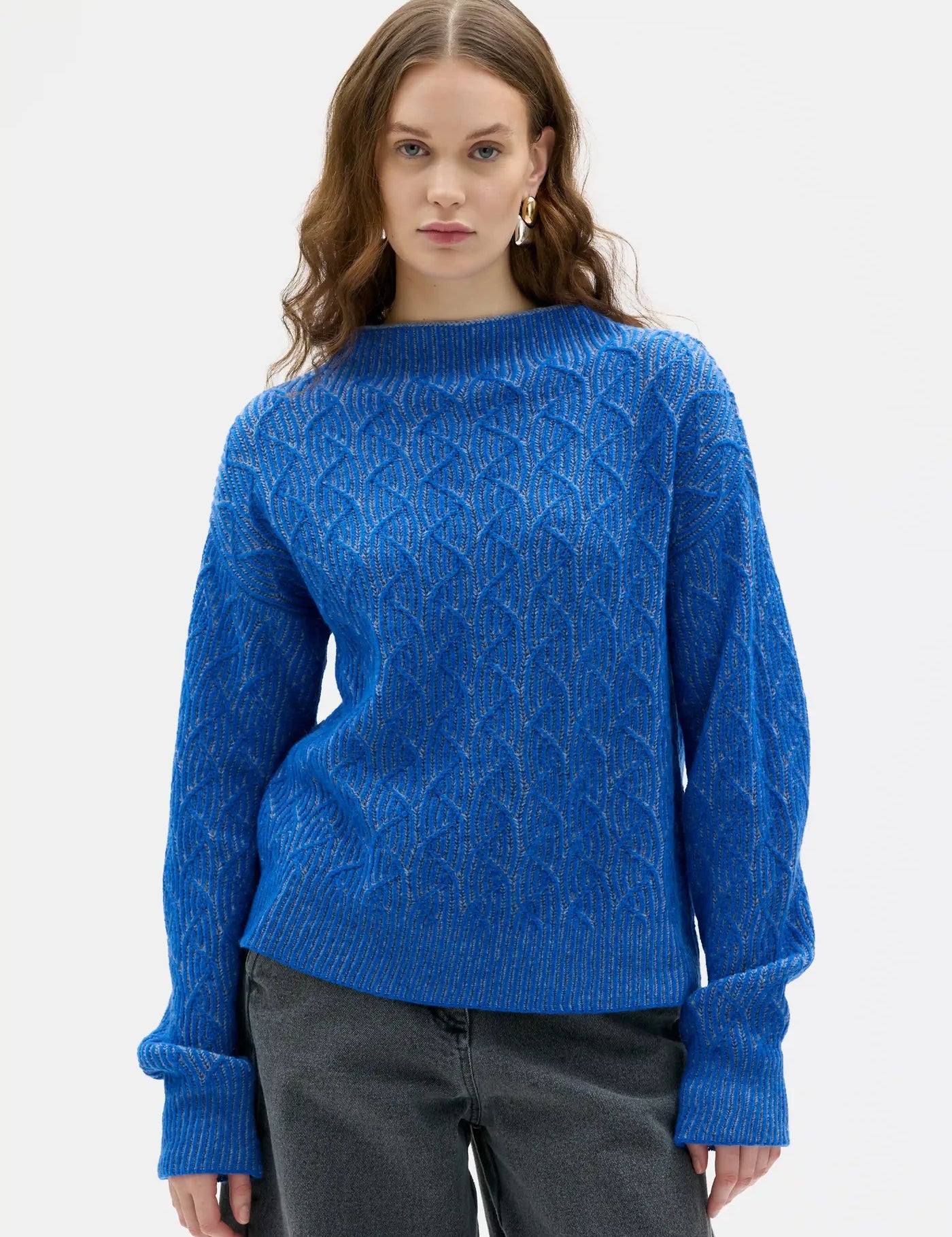 Maska_AW26_Zoya_056KleinBlue_Itsu_58Charcoal_Zoom.webp