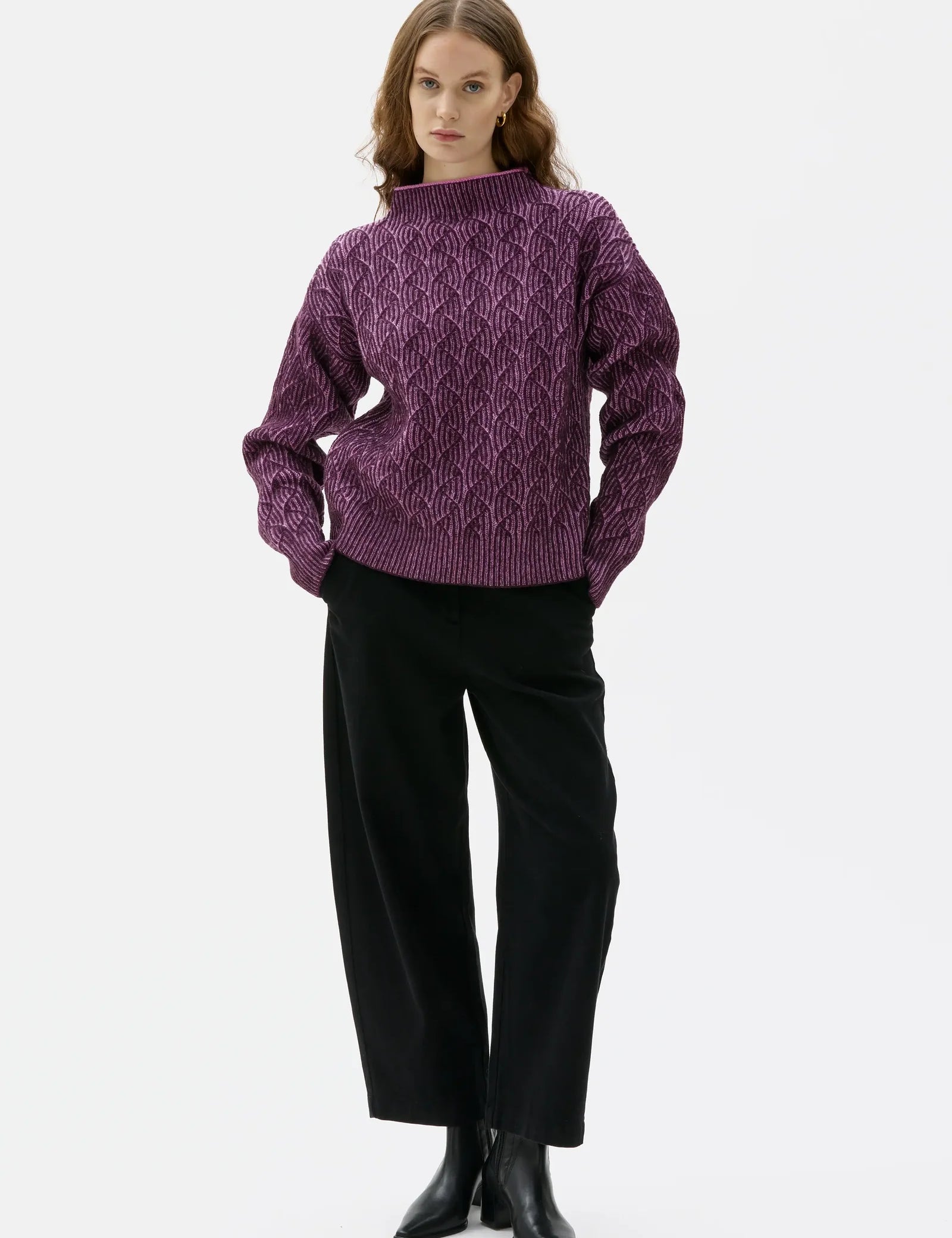 Maska_AW26_Zoya_grape_Nona_Black_Front.webp