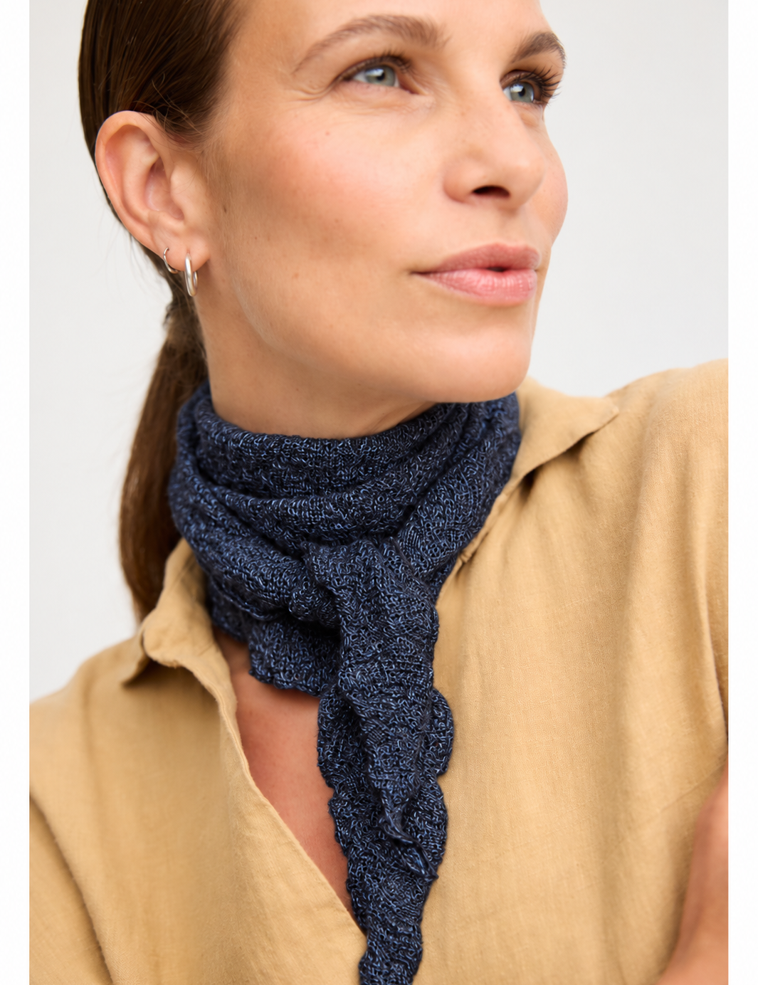 Midnight_blue_melange_kerchief_on_model.png