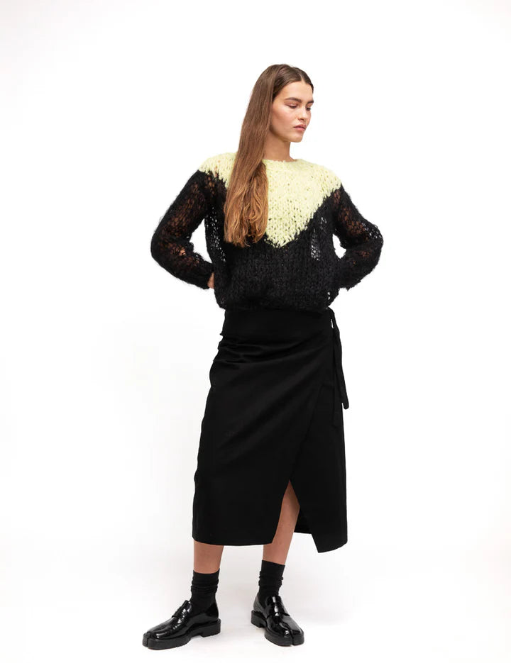 aurora-sweater-black--yellow-1_5bd6301a-c40b-488e-ac01-07969b3f1e64.webp