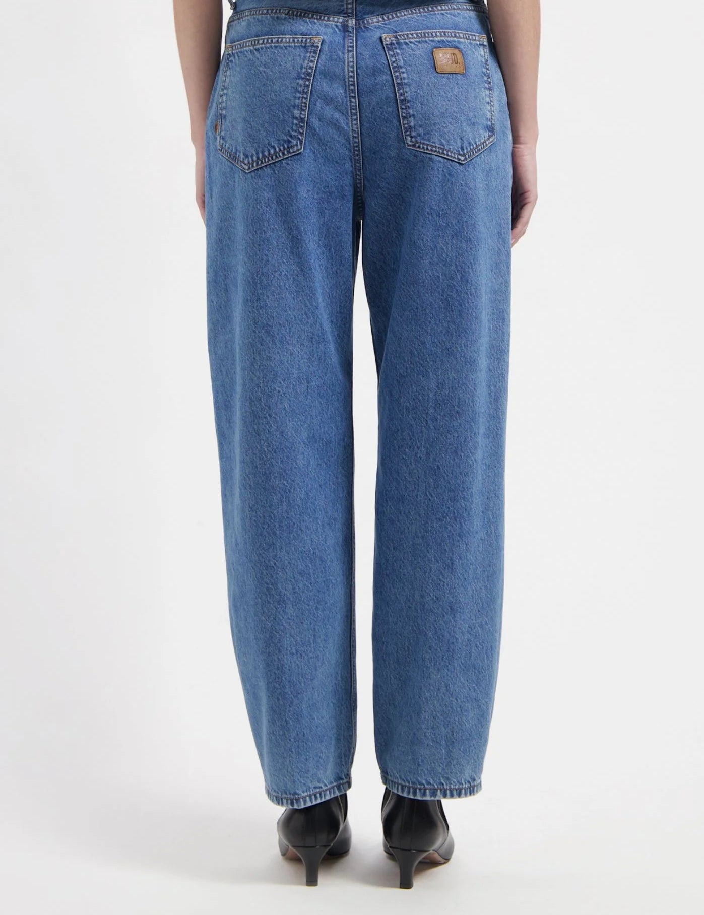 women-sustainable-jeans-brooke-high-barrel-stone-vintage-half-body-back.webp