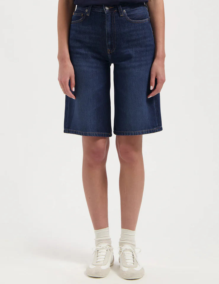 women-sustainable-jeans-roxy-short-faded-vintage-half-body-front-summer_9cc6a134-02c3-49c8-b036-1220efdad1d8.webp