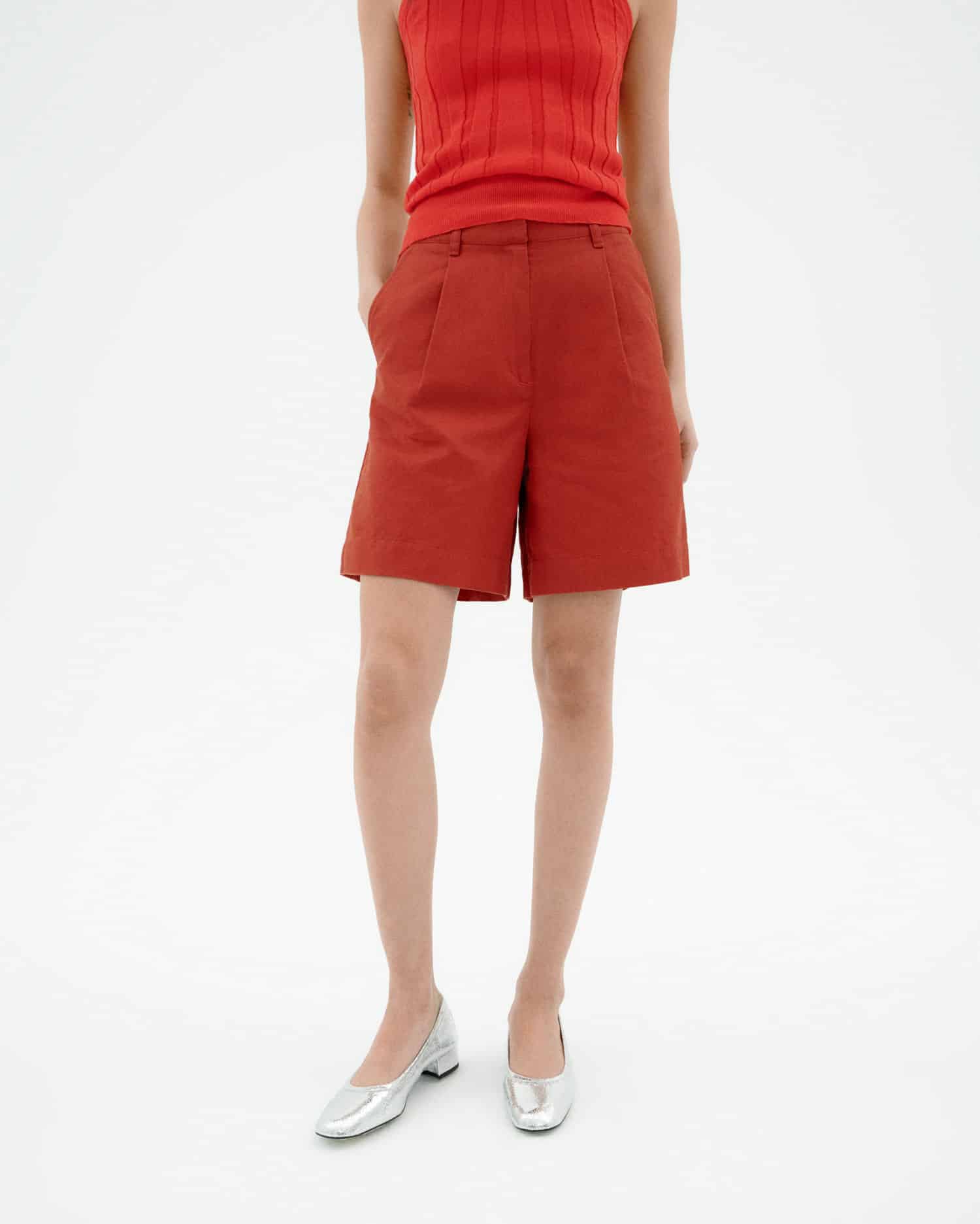 Thinking Mu - Red pleats hemp Lia bermuda shorts